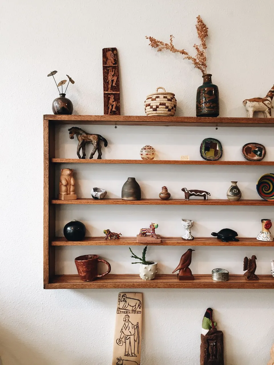 Étagère chinée garnie d’objets et de céramiques, partagée sur Instagram