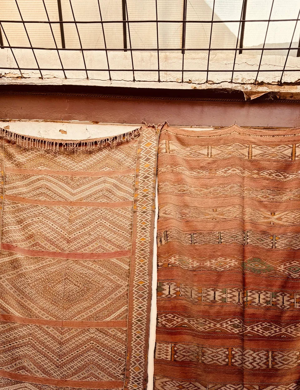 Tapis berbères suspendus au soleil, partagés sur Instagram